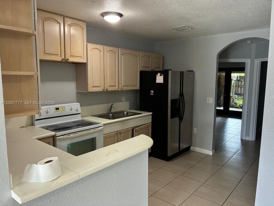 For Sale: $215,000 (3 beds, 2 baths, 920 Square Feet)