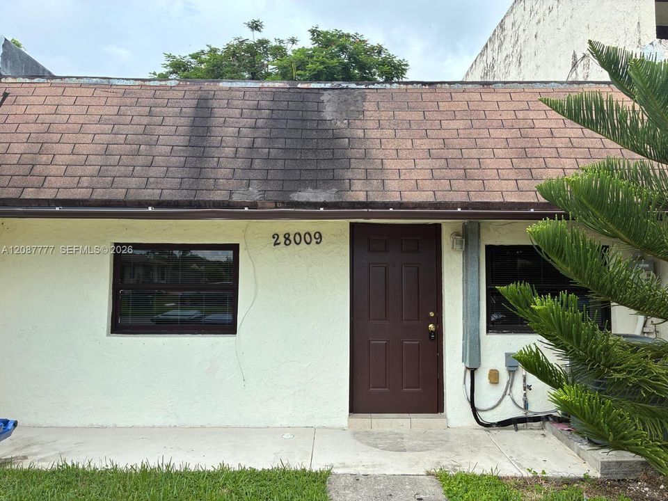 For Sale: $215,000 (3 beds, 2 baths, 920 Square Feet)