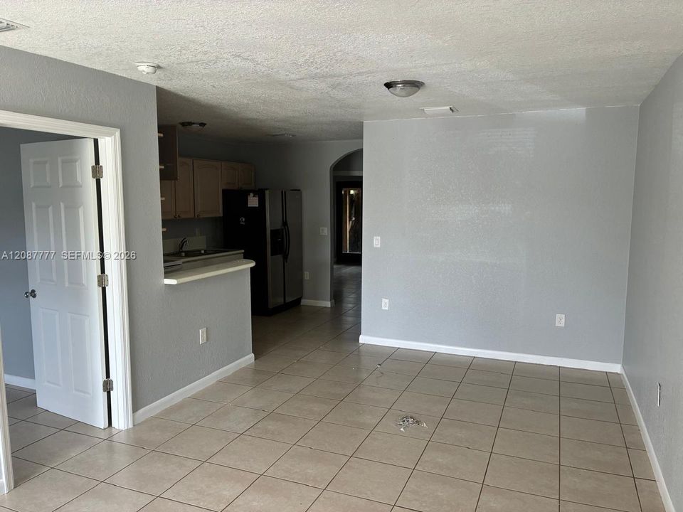 For Sale: $215,000 (3 beds, 2 baths, 920 Square Feet)