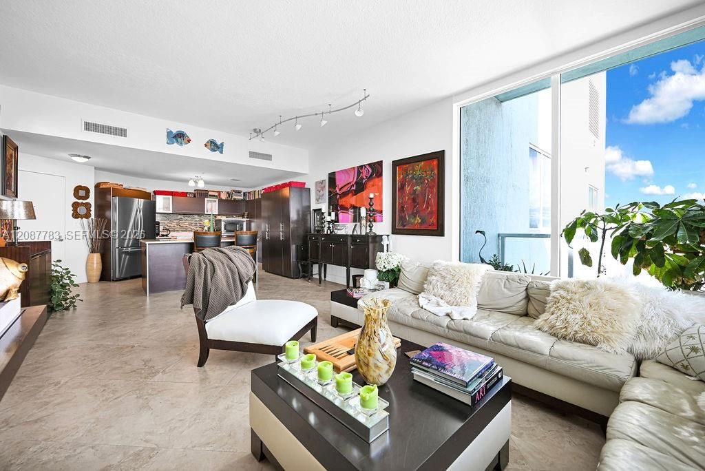 For Rent: $7,600 (2 beds, 2 baths, 1380 Square Feet)