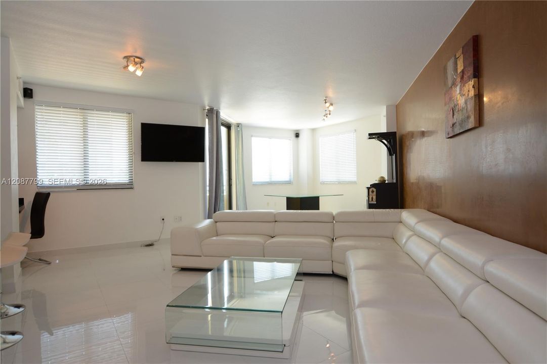 For Rent: $3,125 (2 beds, 2 baths, 1350 Square Feet)