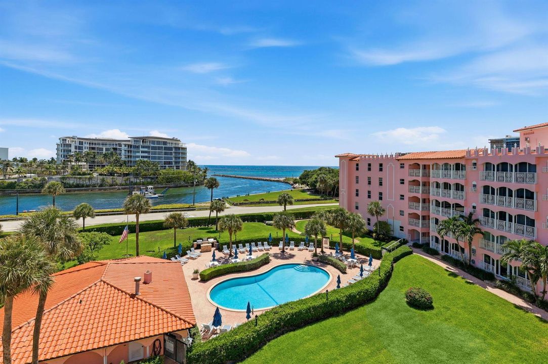 Pool & Clubhouse