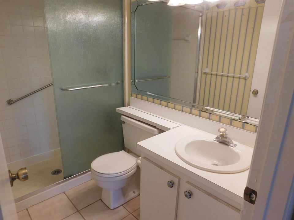 627 SEA PINE WAY - MASTER BATHROOM