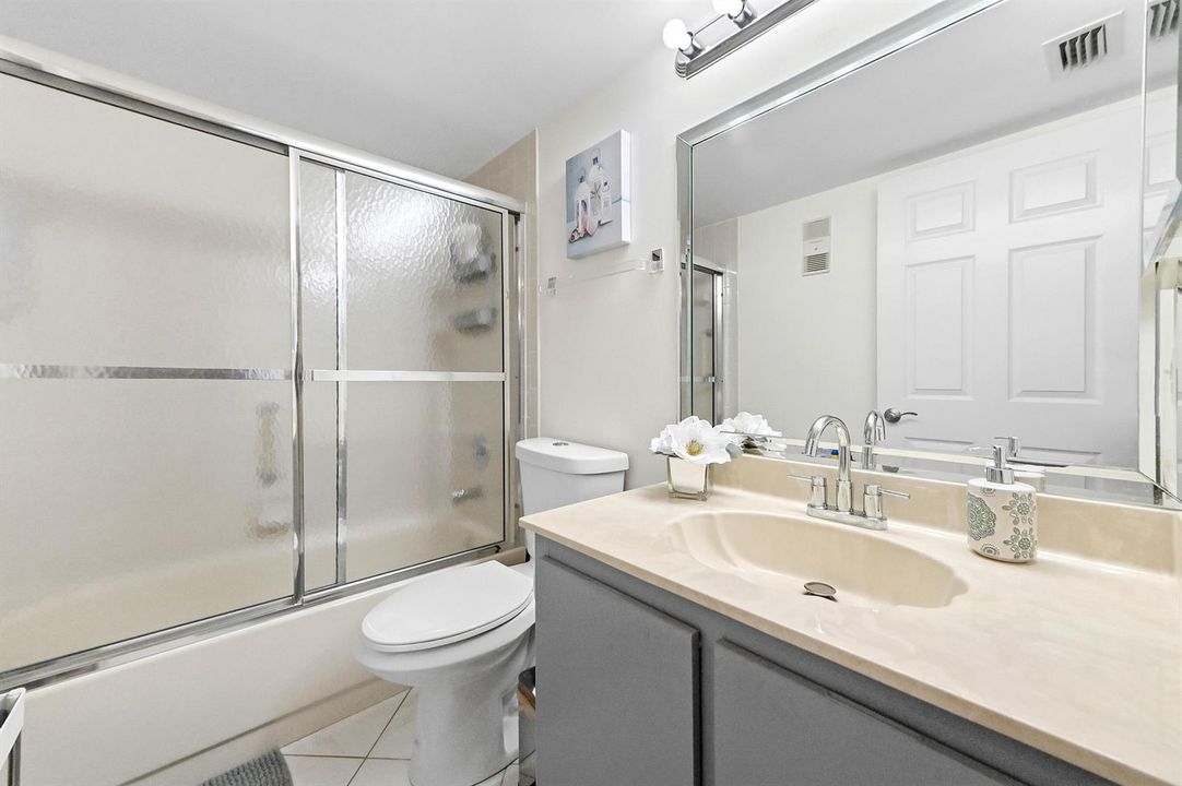 09 Bathroom 01