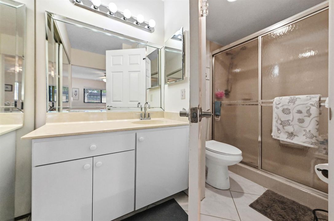 24 Bathroom 03