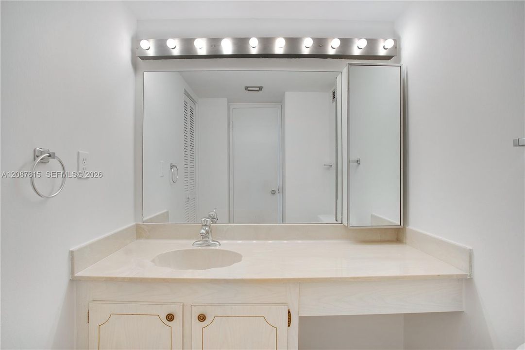 For Sale: $445,000 (1 beds, 1 baths, 1064 Square Feet)