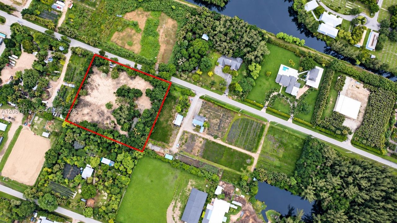 На продажу: $3,500,000 (2.25 acres)