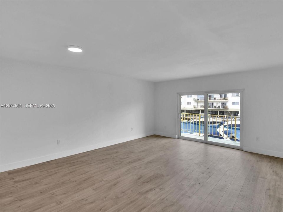 For Rent: $2,450 (1 beds, 1 baths, 950 Square Feet)