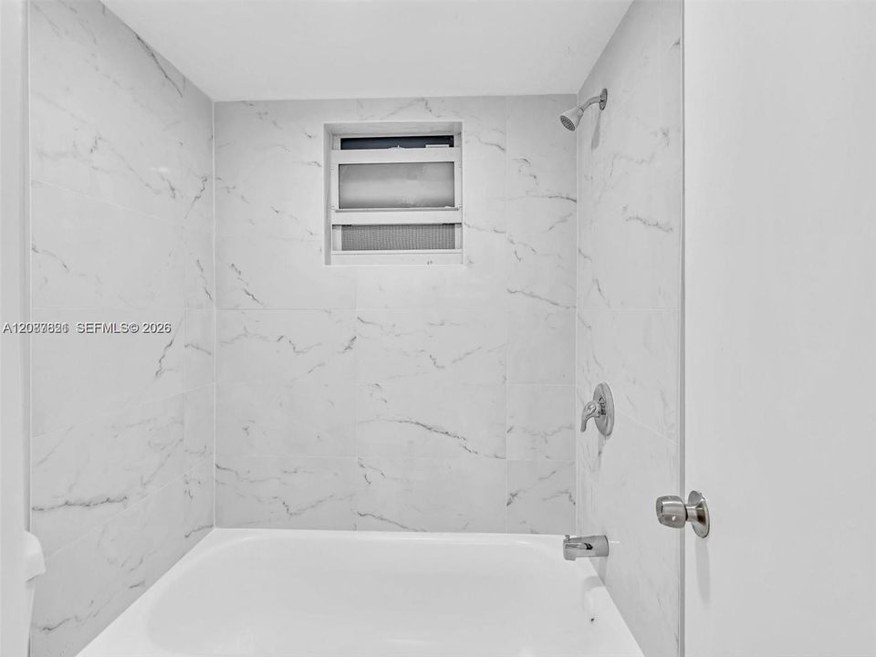 For Rent: $2,450 (1 beds, 1 baths, 950 Square Feet)