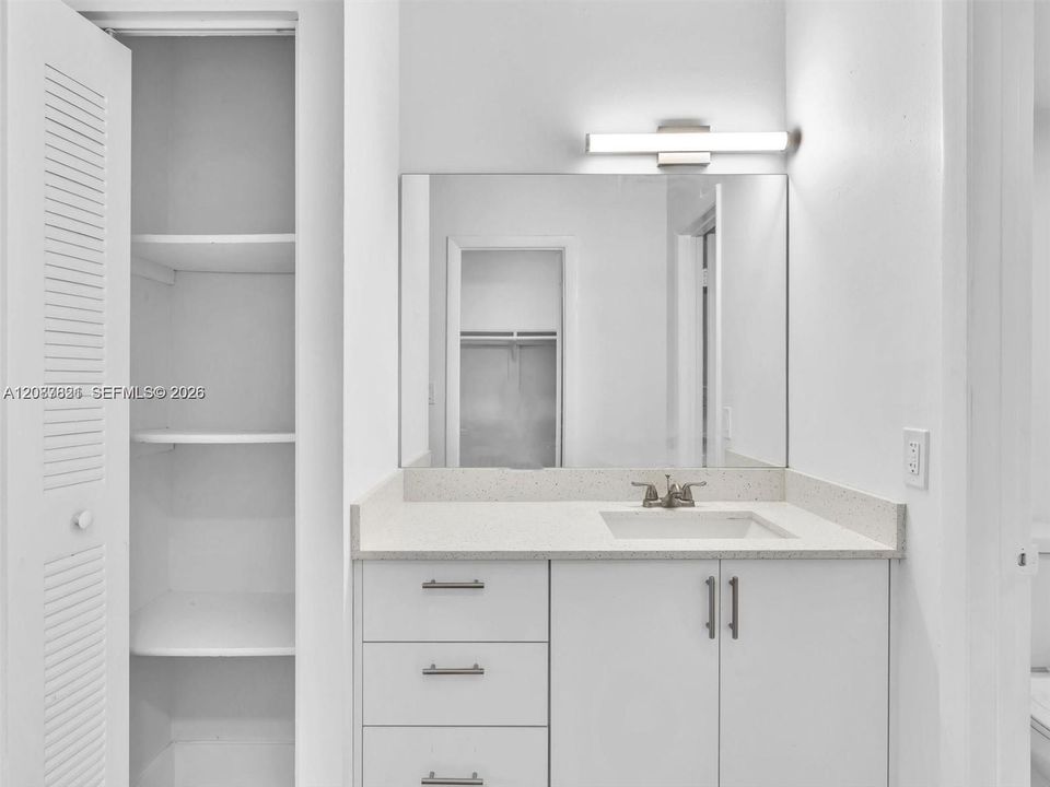 For Rent: $2,450 (1 beds, 1 baths, 950 Square Feet)