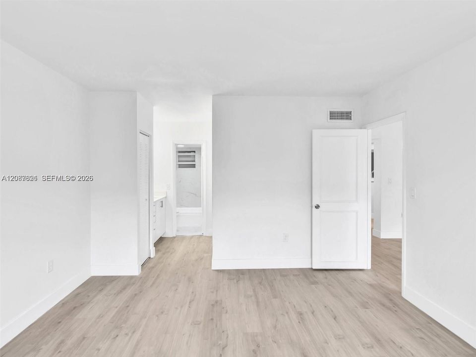 For Rent: $2,450 (1 beds, 1 baths, 950 Square Feet)