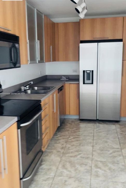 For Rent: $2,300 (1 beds, 1 baths, 825 Square Feet)