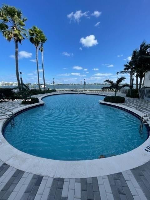 For Rent: $2,300 (1 beds, 1 baths, 825 Square Feet)