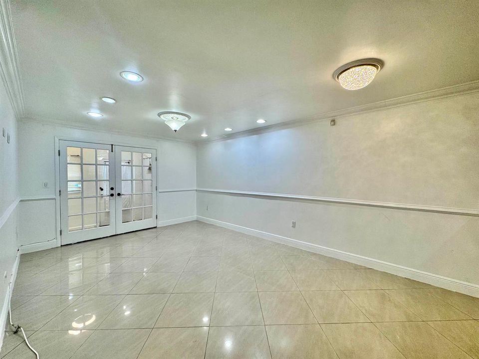 Spacious Living Room A