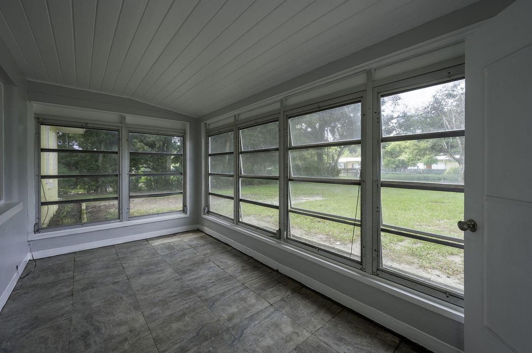 36-web-or-mls-5136_Front Porch-2