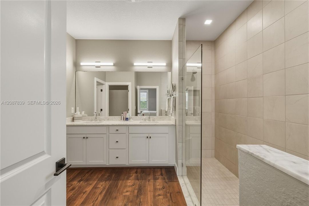 En Venta: $889,000 (4 camas, 3 baños, 2838 Pies cuadrados)