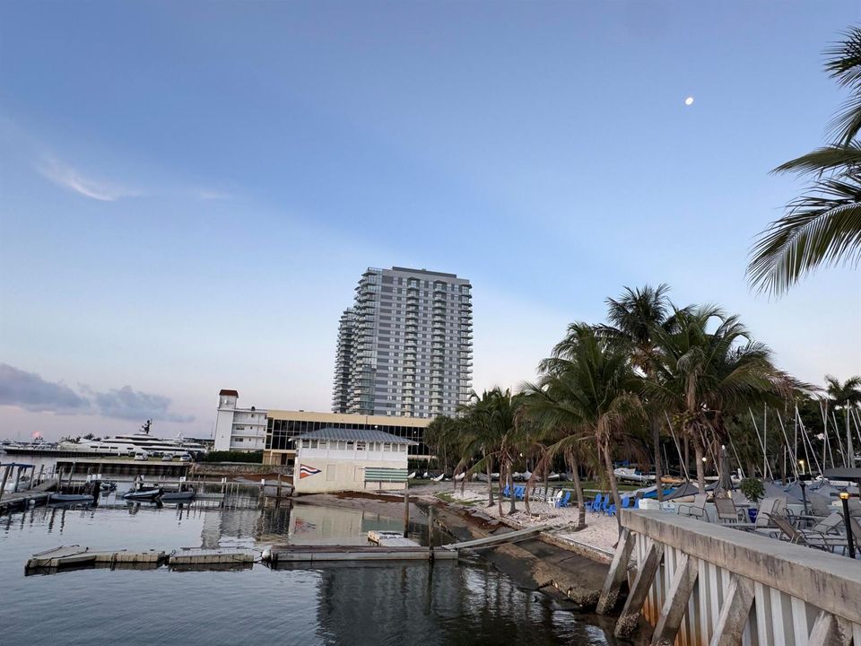 Sailing club Beach / Icon Marina