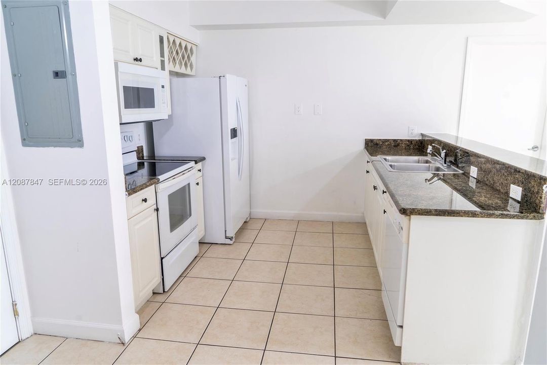 For Sale: $375,000 (1 beds, 2 baths, 796 Square Feet)