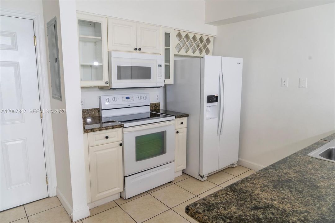 For Sale: $375,000 (1 beds, 2 baths, 796 Square Feet)