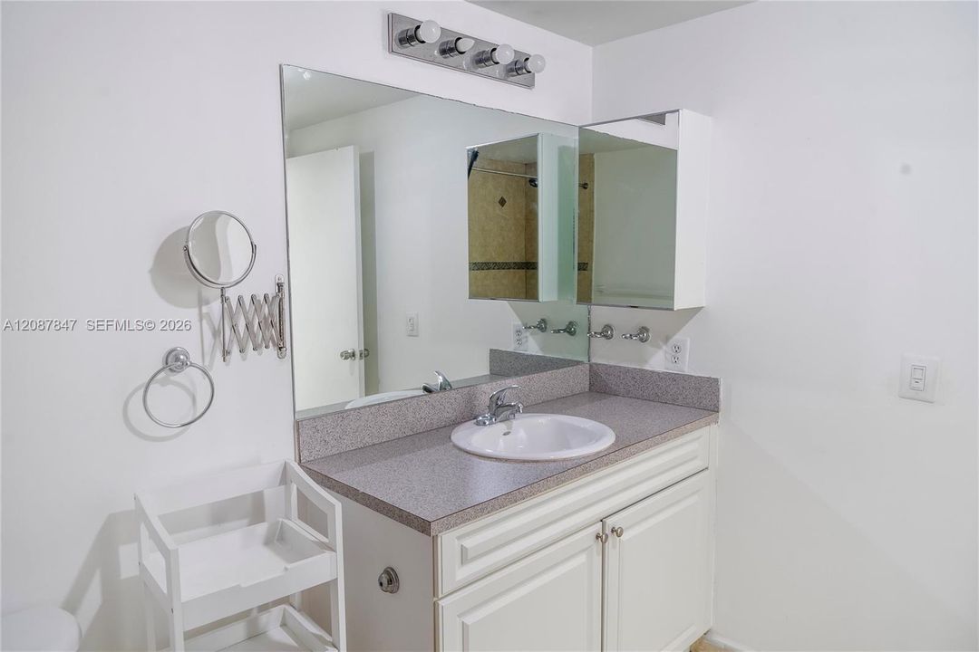 For Sale: $375,000 (1 beds, 2 baths, 796 Square Feet)
