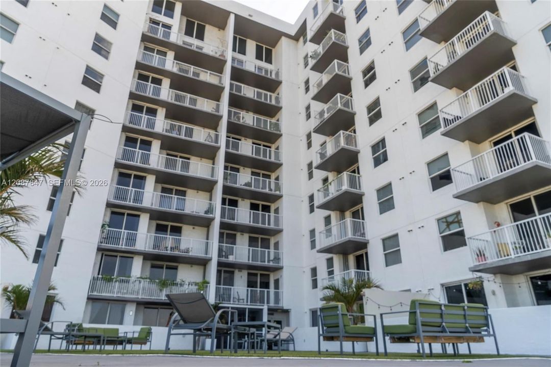 For Sale: $375,000 (1 beds, 2 baths, 796 Square Feet)
