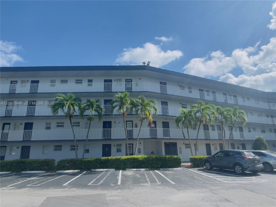 For Sale: $145,000 (1 beds, 2 baths, 1044 Square Feet)