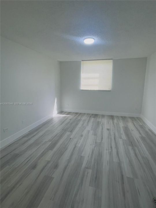 For Sale: $145,000 (1 beds, 2 baths, 1044 Square Feet)