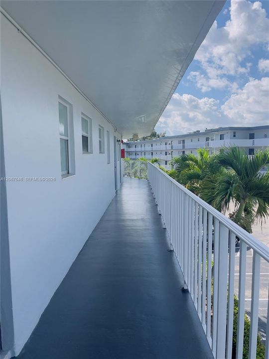 For Sale: $145,000 (1 beds, 2 baths, 1044 Square Feet)
