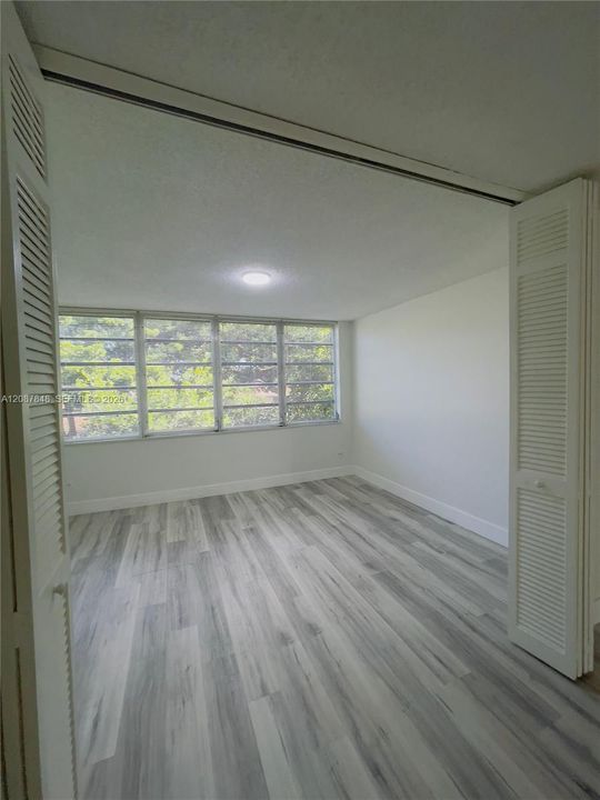 For Sale: $145,000 (1 beds, 2 baths, 1044 Square Feet)