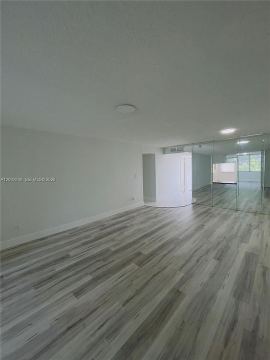 For Sale: $145,000 (1 beds, 2 baths, 1044 Square Feet)