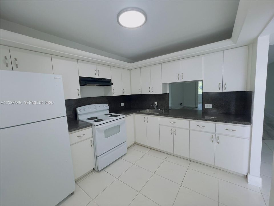 For Sale: $145,000 (1 beds, 2 baths, 1044 Square Feet)