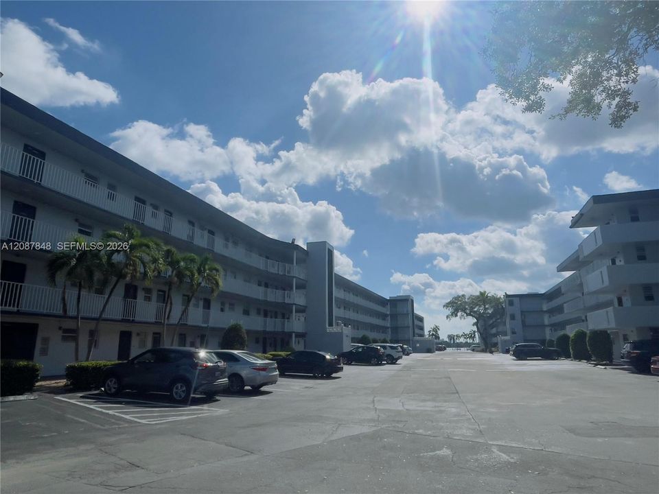 For Sale: $145,000 (1 beds, 2 baths, 1044 Square Feet)