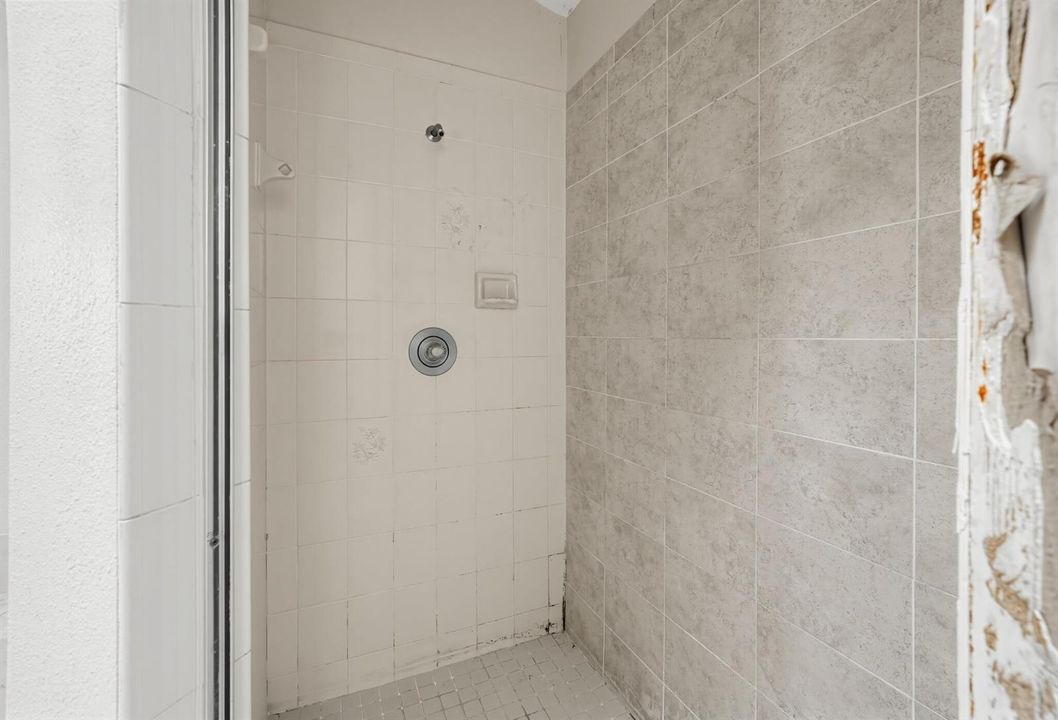 26_3109_SE_Mall_Terrace-Bathroom-0682