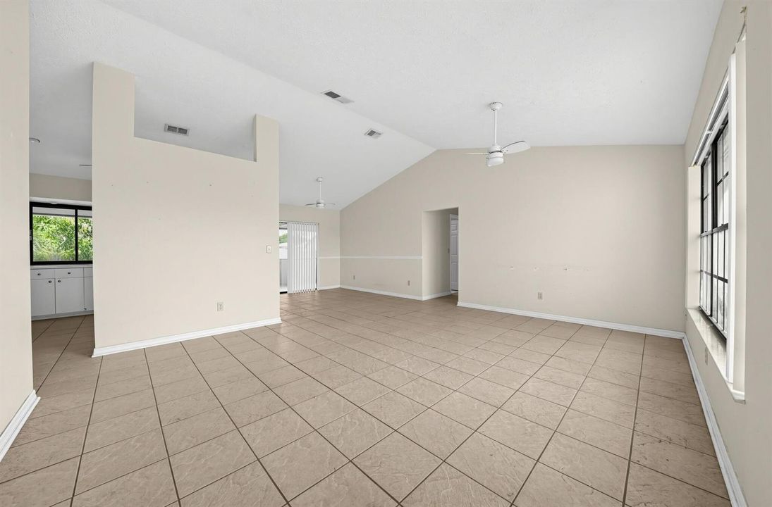 13_3109_SE_Mall_Terrace-Living_room-0610
