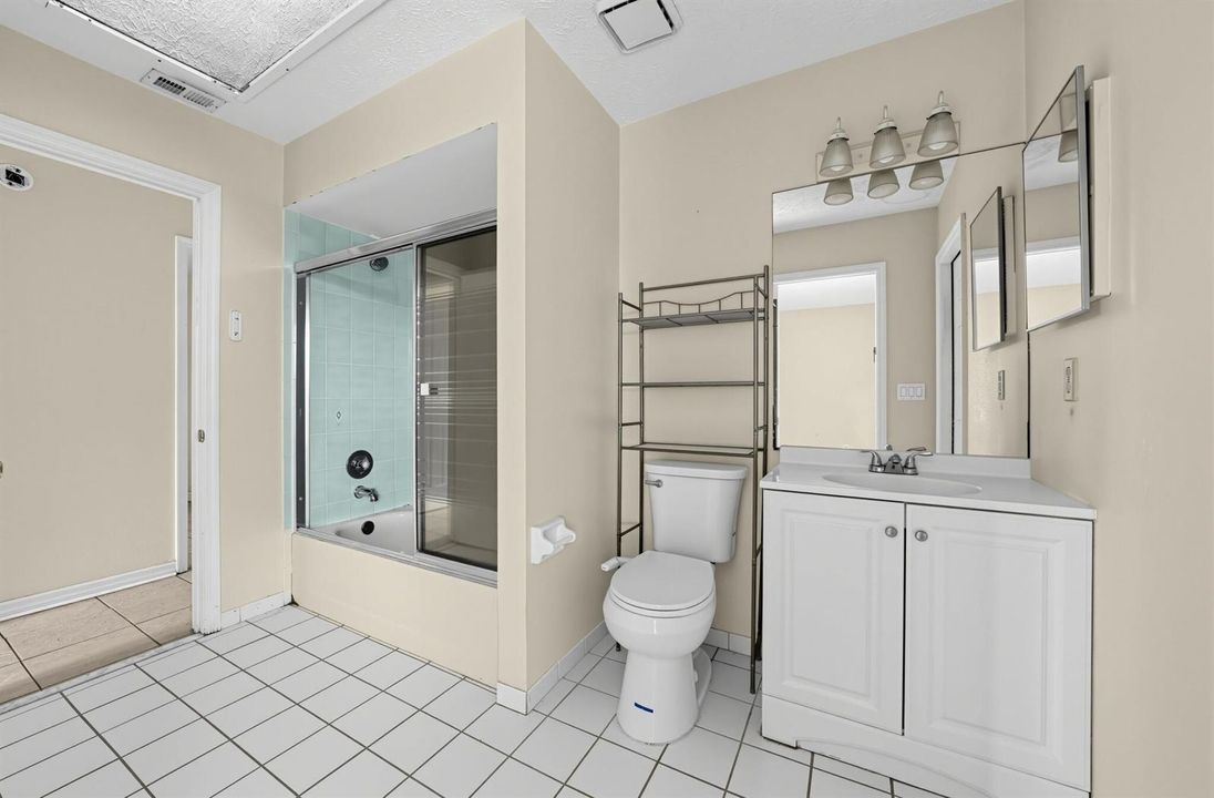 29_3109_SE_Mall_Terrace-Bathroom-0786