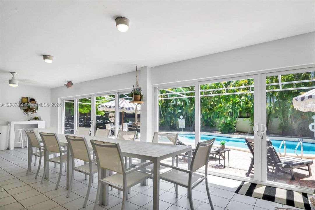 For Sale: $535,000 (1 beds, 1 baths, 740 Square Feet)