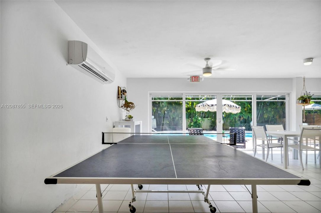 For Sale: $535,000 (1 beds, 1 baths, 740 Square Feet)