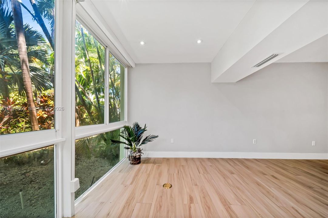 For Sale: $535,000 (1 beds, 1 baths, 740 Square Feet)