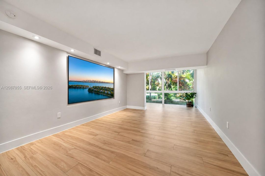 For Sale: $535,000 (1 beds, 1 baths, 740 Square Feet)