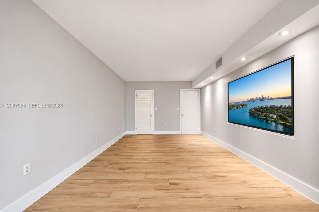 For Sale: $535,000 (1 beds, 1 baths, 740 Square Feet)