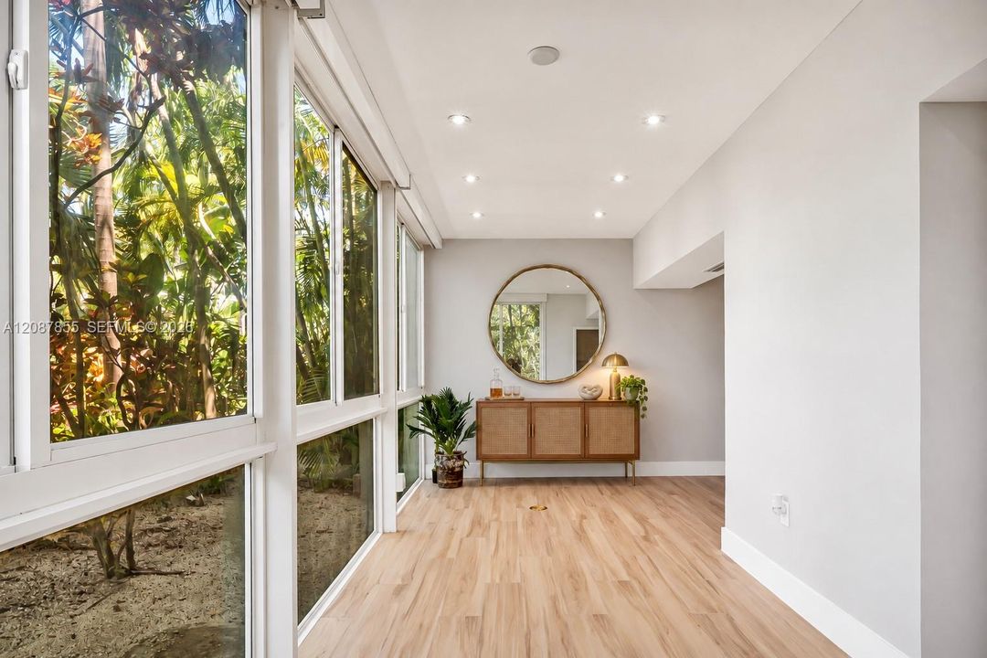 For Sale: $535,000 (1 beds, 1 baths, 740 Square Feet)