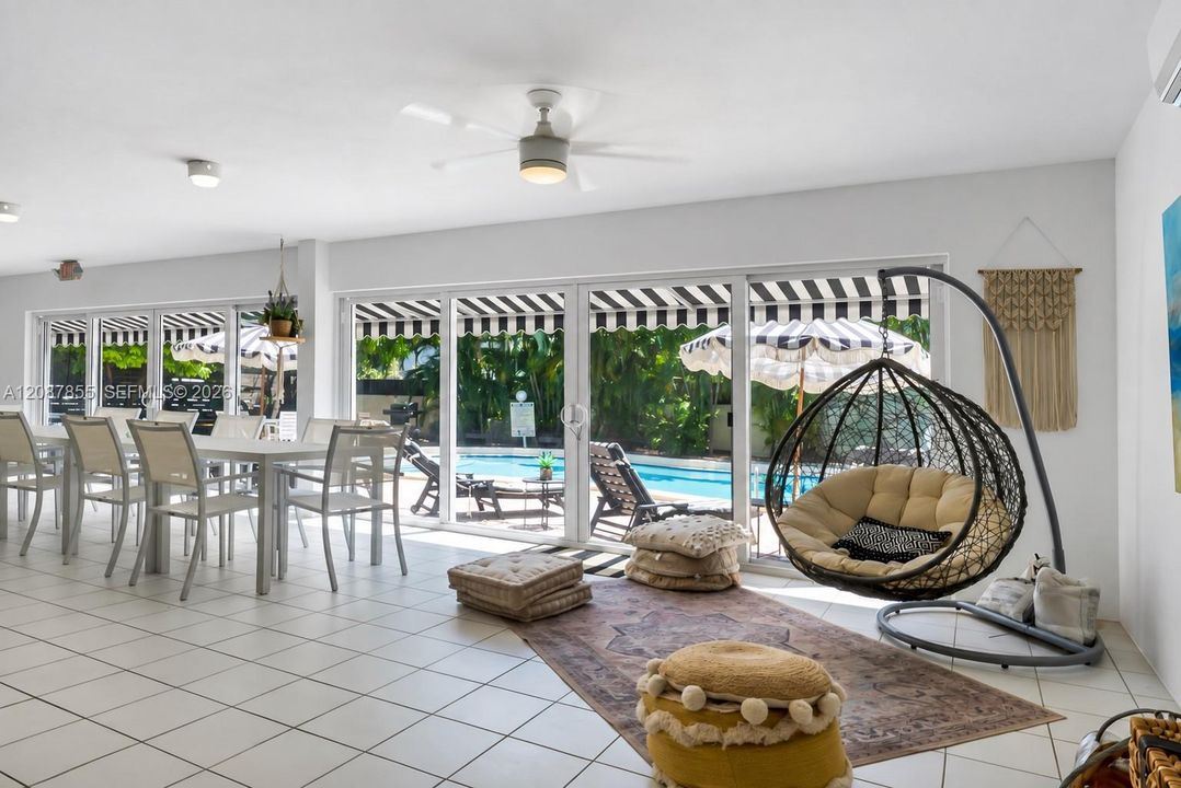 For Sale: $535,000 (1 beds, 1 baths, 740 Square Feet)