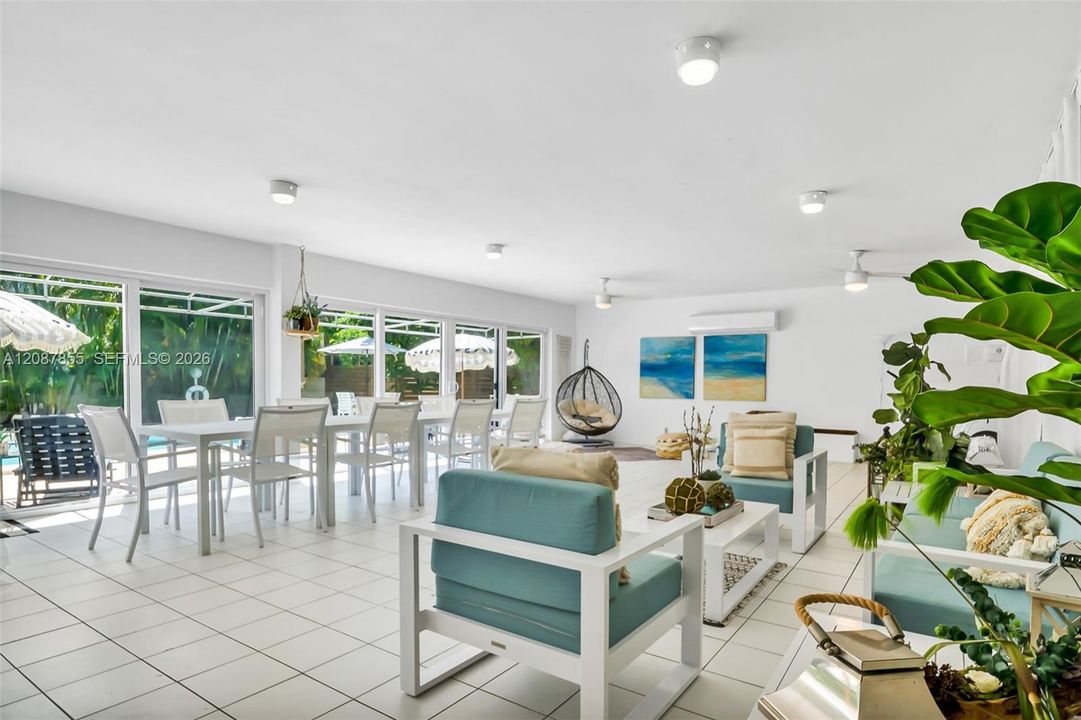For Sale: $535,000 (1 beds, 1 baths, 740 Square Feet)