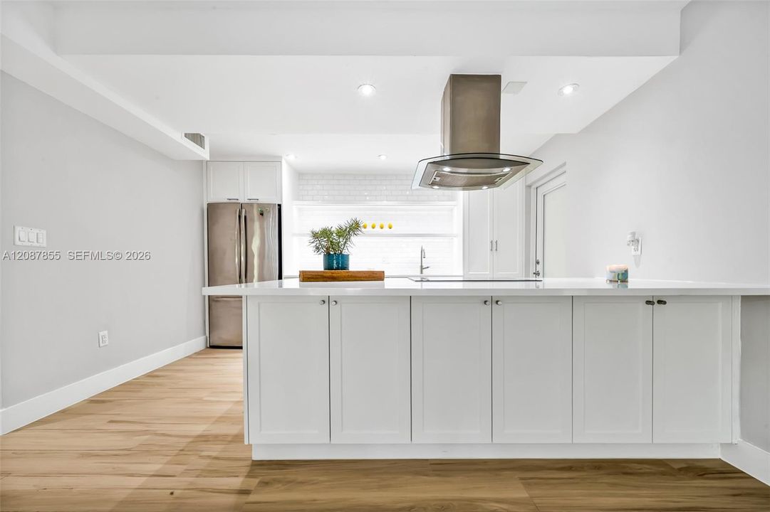 For Sale: $535,000 (1 beds, 1 baths, 740 Square Feet)