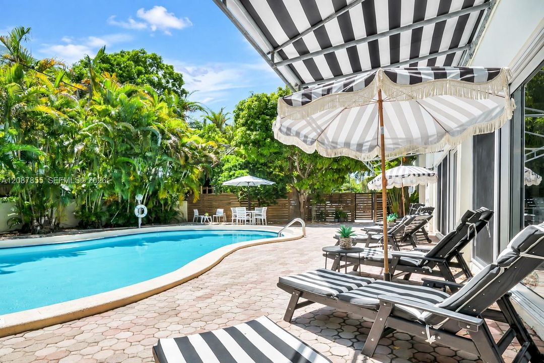 For Sale: $535,000 (1 beds, 1 baths, 740 Square Feet)