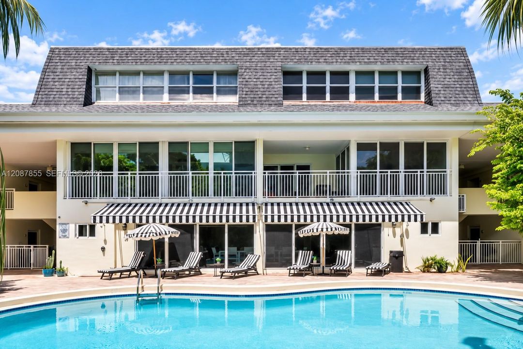 For Sale: $535,000 (1 beds, 1 baths, 740 Square Feet)