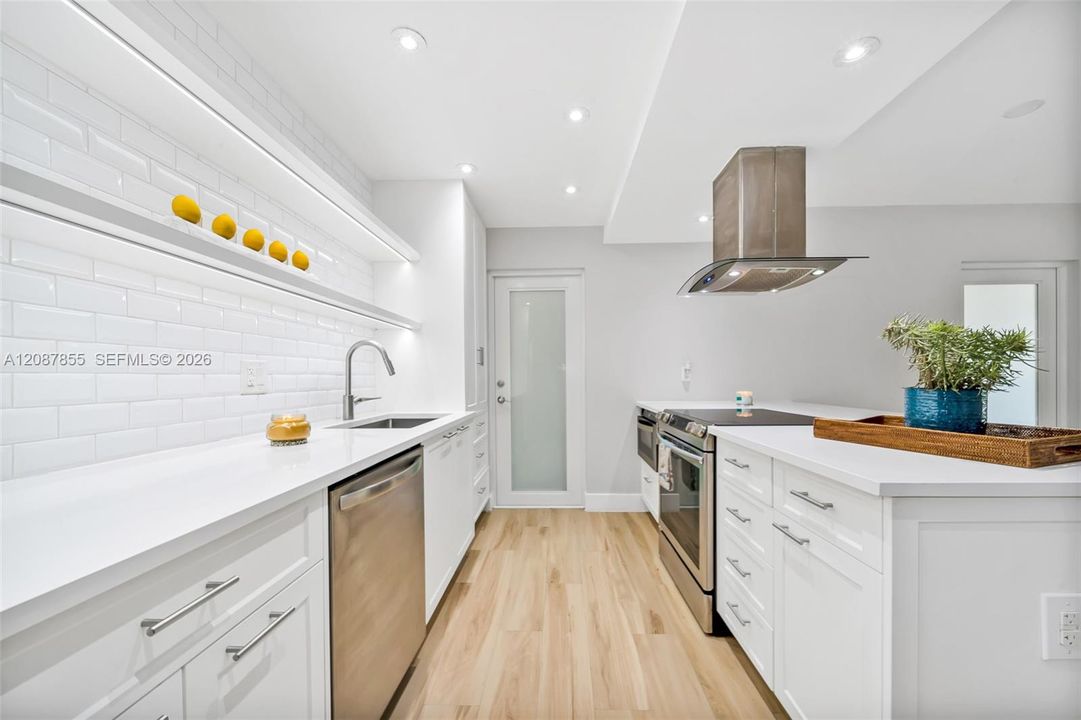 For Sale: $535,000 (1 beds, 1 baths, 740 Square Feet)