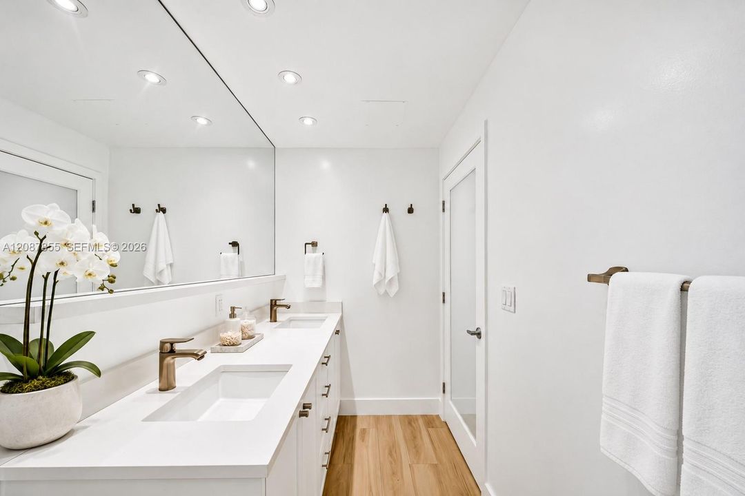 For Sale: $535,000 (1 beds, 1 baths, 740 Square Feet)