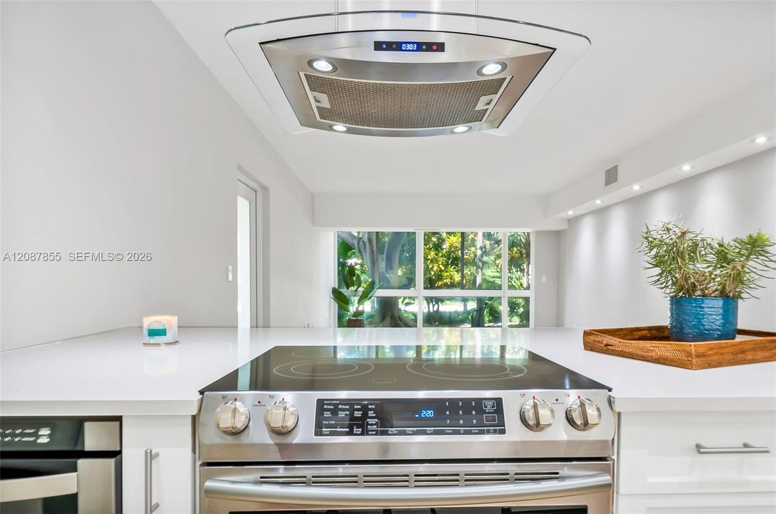 For Sale: $535,000 (1 beds, 1 baths, 740 Square Feet)