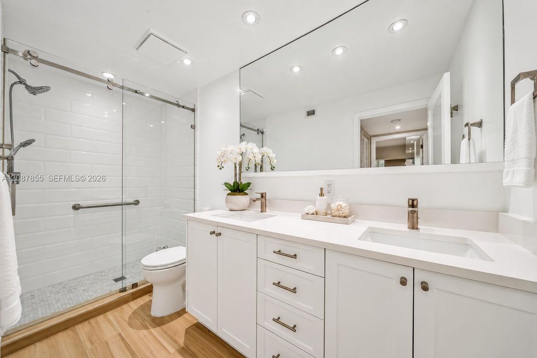 For Sale: $535,000 (1 beds, 1 baths, 740 Square Feet)